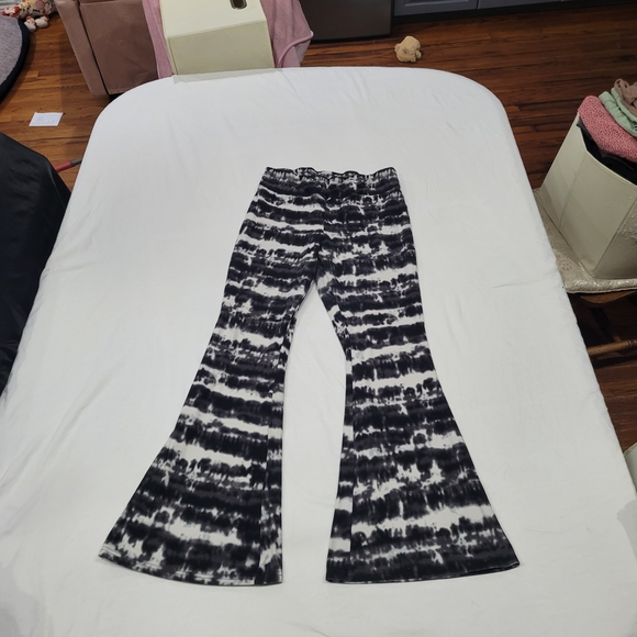 No Boundaries XL Black Cream Tie-Dye Flare Pants Striped Stretch Boho Wide Leg - Picture 6 of 16